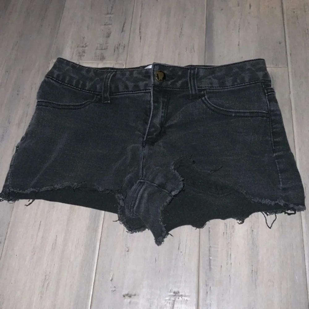 No Boundaries Black Fringe Hem Super Stretchy Jean Shorts Jr’s 7